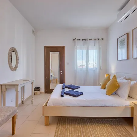 Bright & Airy 3 Bedroom With Balcony Lagi1-1