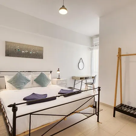 Bright & Airy 3 Bedroom With Balcony Lagi1-1 公寓