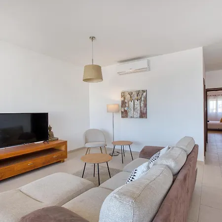 Bright & Airy 3 Bedroom With Balcony Lagi1-1