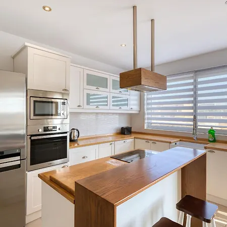 Bright & Airy 3 Bedroom With Balcony Lagi1-1
