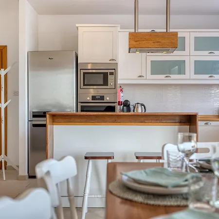 Bright & Airy 3 Bedroom With Balcony Lagi1-1