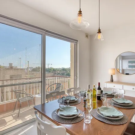 Bright & Airy 3 Bedroom With Balcony Lagi1-1