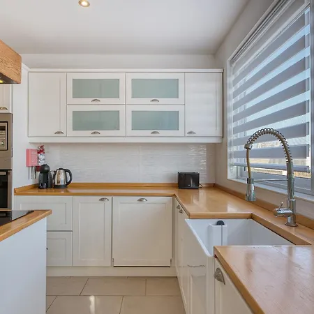 Bright & Airy 3 Bedroom With Balcony Lagi1-1 公寓